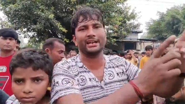 ‘नहीं निकलने देंगे यहाँ से काँवड़, जिसे बुलाना है बुला लाओ’: मुस्लिम बहुल इलाके में नाबालिग ‘भोले’ को मारा थप्पड़, मार्ग में खड़ी कर दी बाइकें