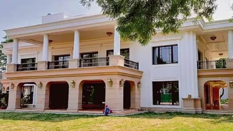 केजरीवाल के ‘शीशमहल’ मामले में 3 इंजीनियरों समेत कुल 7 सस्पेंड: जब कोरोना में मर रहे थे दिल्ली के लोग, CM के सरकारी घर में लगाई जा रही थी करोड़ों की टाइल्स-टोंटी-टट्टी शीट