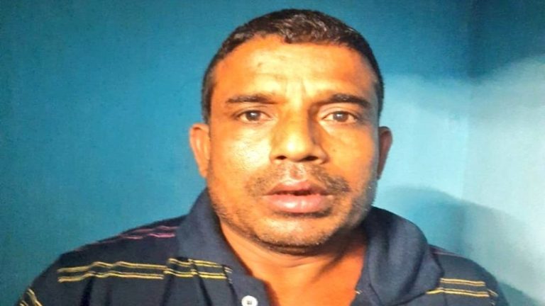 चलती ऑटो में प्राइवेट पार्ट निकालकर दिखा रहा था ड्राइवर बदरूजमाँ फारूक: गंदी नियत भाँपकर गाड़ी से कूदी PhD की छात्रा, यूनिवर्सिटी के छात्रों ने आरोपित को दबोचा