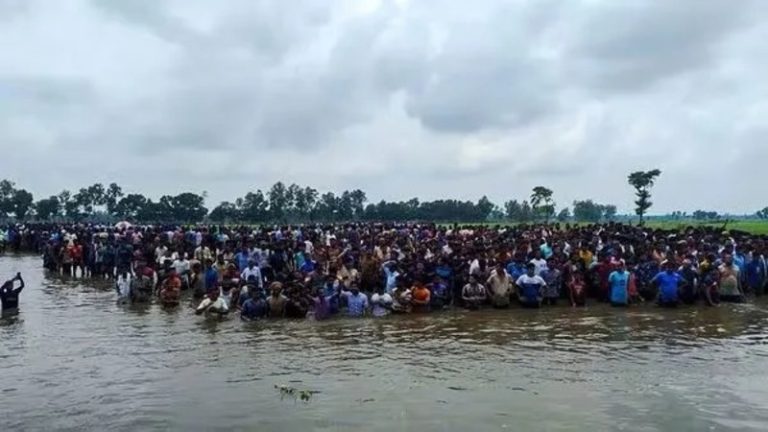 बांग्लादेश बॉर्डर पर पीड़ित-भयभीत हिन्दुओं का जमावड़ा: बसी-बसाई गृहस्थी और चल-अचल सम्पत्ति छोड़ कर भागे, नाले में घुस कर भारत आने का प्रयास