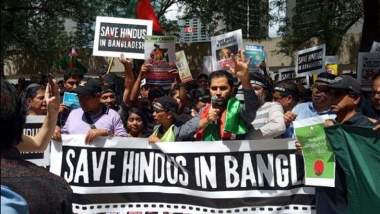 ‘अत्याचार बंद करो’: बांग्लादेशी हिन्दुओं के लिए कनाडा में विरोध प्रदर्शन, भारत की सीमा पर इकट्ठा हुए पीड़ितों को समझा रही BSF