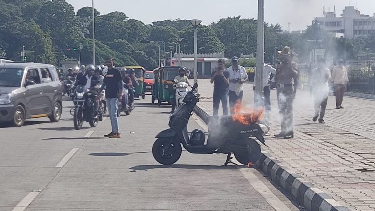 थाने गई माँ तो पुलिस ने की बदसलूकी, परेशान बेटे ने कर्नाटक विधानसभा के बाहर फूँक दी स्कूटर: शांतिभंग में गिरफ्तारी, पुलिसकर्मी भी सस्पेंड