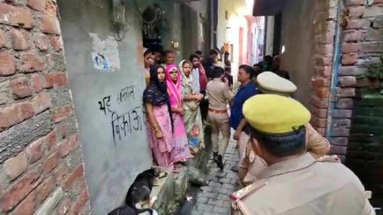 ‘बांग्लादेश बना देंगे’: 400+ मुस्लिमों ने हिंदू युवती के घर बोला धावा, इंस्टाग्राम पर मैसेज भेज रहे मुज्जमिल का किया था विरोध, सहमे हिंदुओं ने ‘मकान बिकाऊ है’ का लगाया बोर्ड