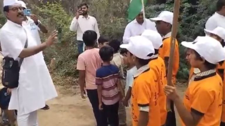 वीर सावरकर-चंद्रशेखर आजाद की फोटो वाली टीशर्ट पहन तिरंगा यात्रा निकाल रहे थे बच्चे, कॉन्ग्रेस नेताओं ने उतारने का डाला दबाव: स्कूल प्रिंसिपल की शिकायत के बाद 5 पर FIR