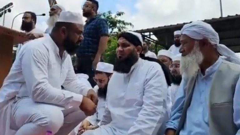 ‘वो जहाँ भी है चैन से नहीं बैठ सकता, ये फैसला है मेरे अल्लाह का’: महाराष्ट्र में दिए बयान को लेकर उत्तराखंड में उपद्रव, महंत रामगिरी को घोषित किया गुस्ताख़-ए-रसूल
