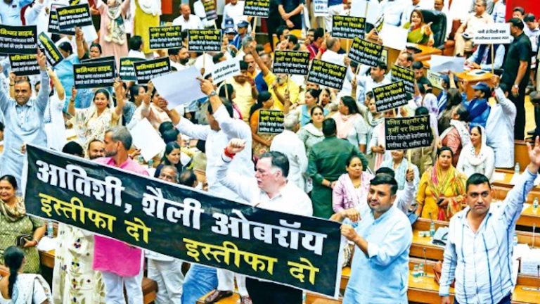 दिल्ली मेयर के खिलाफ BJP-कॉन्ग्रेस ही नहीं AAP ने भी किया विरोध प्रदर्शन, अपनी ही पार्टी की पार्षद ने घेरते हुए कहा – जनता हमसे नाराज़, आँख मूँदी हुई हैं शैली ओबेरॉय