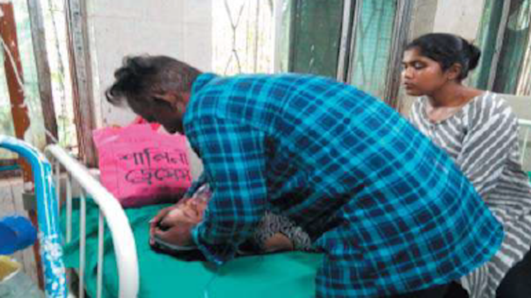 13 छात्राओं को मिली TMC की रैली में न जाने की ‘सज़ा’, घंटों टॉयलेट में लॉक कर के रखा: साँस की तकलीफ के कारण अस्पताल में भर्ती
