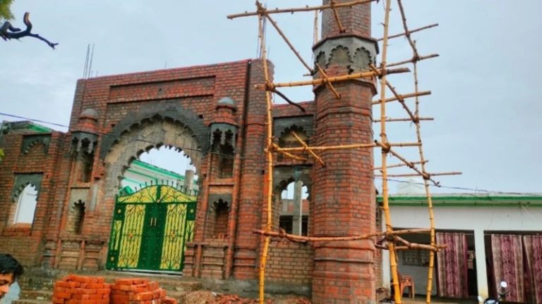 20 साल पहले सरकारी जमीन कब्ज़ा कर रखी छोटी सी बुनियाद, अब बन गई वहाँ बड़ी सी ‘मदीना मस्जिद’ और मदरसा: वक्फ बोर्ड का लगा दिया ठप्पा, अदालत बोला – हटो वहाँ से
