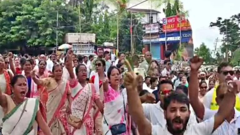 ‘मियाँ मुस्लिमों से खाली कराओ इलाक़ा, वरना…’: गैंगरेप के बाद 30 संगठनों का सरकार को अल्टीमेटम, कॉन्ग्रेस MLA बलात्कारियों की जगह प्रदर्शनकारियों का कर रहे विरोध