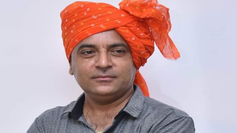 गुजरात कॉन्ग्रेस का नेता गिरफ्तार, दलित महिला IB अधिकारी को जमीन पर गिरा कर कहा था – ‘तुम कुर्सी के लायक नहीं’