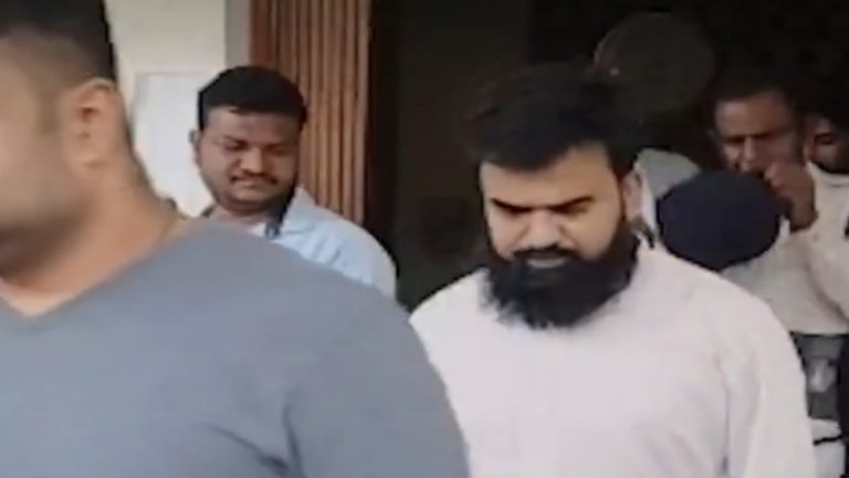 सरेंडर करने की फिराक में था कॉन्ग्रेस नेता हाजी शहजाद, MP पुलिस ने कोर्ट के बाहर ही दबोचा: छतरपुर थाने पर मुस्लिम भीड़ के हमले में थी तलाश