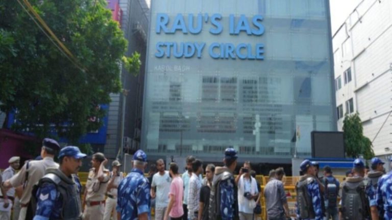 दिल्ली हाई कोर्ट ने पहले MCD-पुलिस को रगड़ा, फिर UPSC छात्रों की मौत का मामला CBI को सौंपा: ड्राइवर को अरेस्ट करने पर भी लताड़ा, कहा- शुक्र है पानी का चालान नहीं काटा