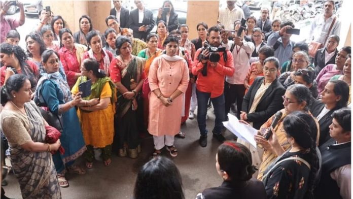 इंदौर में प्रदर्शन करतीं महिलाएँ