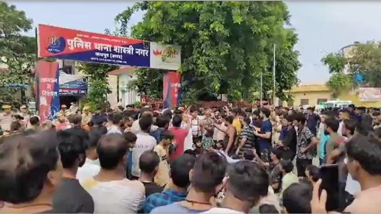 शाहरुख़ ने साथियों संग मिल कर दिनेश को पीट-पीट कर मार डाला, स्कूटी आगे-पीछे करने को लेकर हुआ था मामूली विवाद: सड़क पर उतरे लोग