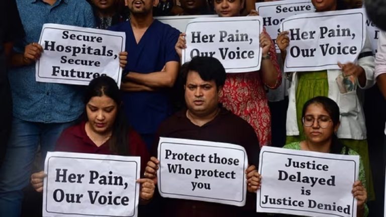 क्या रेप-मर्डर के बाद कोलकाता की डॉक्टर को चीर दिया गया था? परिजनों ने खड़े किए सवाल, कहा- 3 घंटे इंतजार कराया, शव पर कपड़े तक नहीं थे