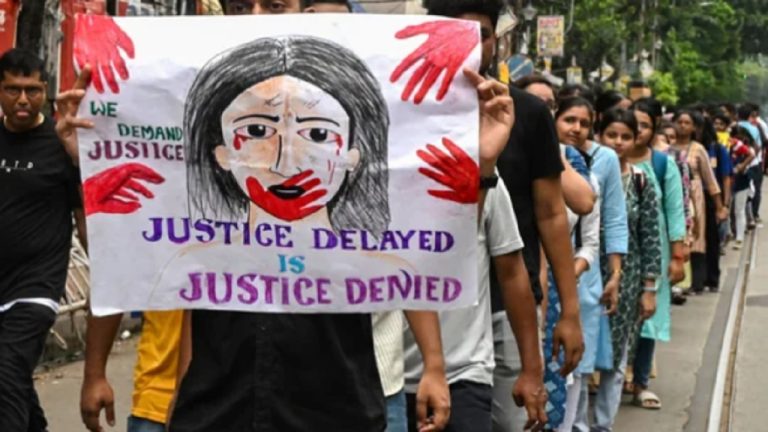 कोलकाता में रेप के बाद जिस डॉक्टर की हुई हत्या, उनकी आँख में काँच के टुकड़े मिले-टूटी हुई थी गर्दन… हाई कोर्ट ने CBI को सौंपी जाँच