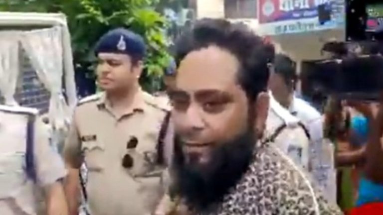 ‘जो प्रदर्शन में नहीं आएगा, उसे ईद के जुलूस में भी शामिल होने का हक़ नहीं’: जिस मौलाना के वीडियो के बाद छतरपुर में हुए दंगे वो धराया, महंत को दी थी गाली