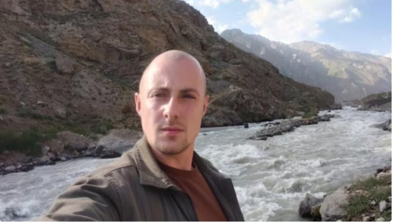 जिस ब्रिटिश YouTuber को पकड़ कर तालिबान ने 8 महीने कैद में रखा, वो दे रहा भारत पर परमाणु बम गिराने की धमकी: भारतीयों पर नस्लवादी टिप्पणी भी की