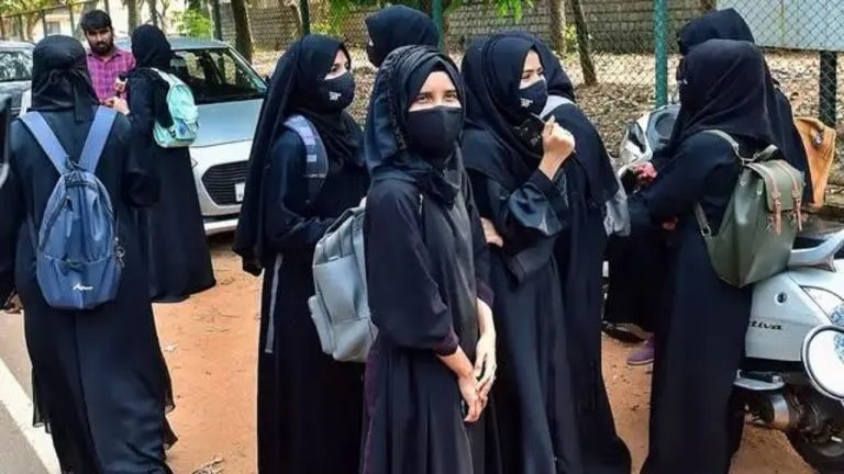 ‘छात्राओं को पोशाक चुनने की आजादी’: सुप्रीम कोर्ट ने मुंबई के कॉलेज में हिजाब बैन पर लगाई रोक, कहा- तिलक एवं बिंदी पर रोक क्यों नहीं लगाई