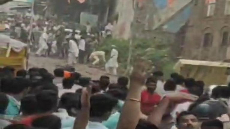 बांग्लादेश में हिंदू उत्पीड़न के खिलाफ नासिक में रैली निकाल रहे थे हिंदू संगठन, मुस्लिमों ने किया हमला: जलगाँव में भी पथराव से तनाव, पुलिस बल तैनात