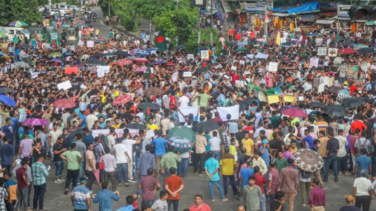 बांग्लादेश में सड़कों पर उतरे हिंदू, आवामी लीग के लोग, खाई लड़ाई की कसम: सेना की गाड़ी जलाई, हथियार छीने, जवानों ने भाग कर बचाई जान