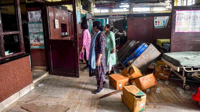 जिस मेडिकल कॉलेज में डॉक्टर की रेप के बाद हुई हत्या वहाँ लेफ्ट ने किया था प्रदर्शन: 40+ उपद्रवियों ने किया हमला, स्टाफ और पुलिस ने टॉयलेट में छिपकर बचाई जान