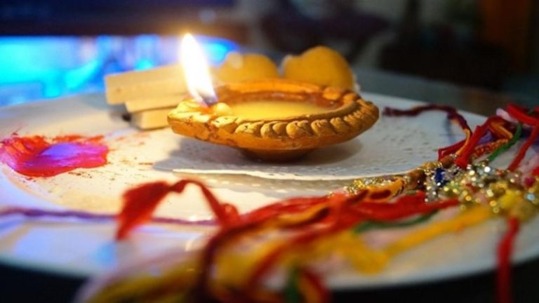 हुमायूँ वाली ‘सेक्युलर मूर्खता’ की सुधा मूर्ति भी हुईं शिकार, आप जानिए रक्षाबंधन का असली इतिहास: इंद्र-शची और राजा बलि से जुड़ा है इसका महत्व
