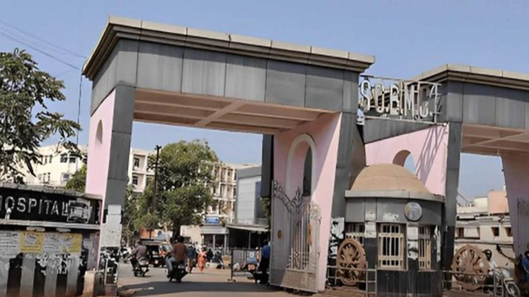 ओडिशा के मेडिकल कॉलेज में 2 महिला मरीजों से डॉक्टर ने किया रेप, टेस्ट के लिए बुलाया था: पिटाई के बाद ICU में कराना पड़ा भर्ती