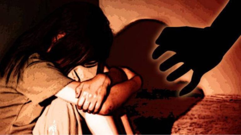 4 महीने से अश्लील वीडियो दिखा रहा था टीचर, 6 छात्राओं की शिकायत के बाद खुला मामला: महाराष्ट्र के अकोला की घटना, बोलीं पीड़िताएँ- गंदे वीडियो दिखा छूता था