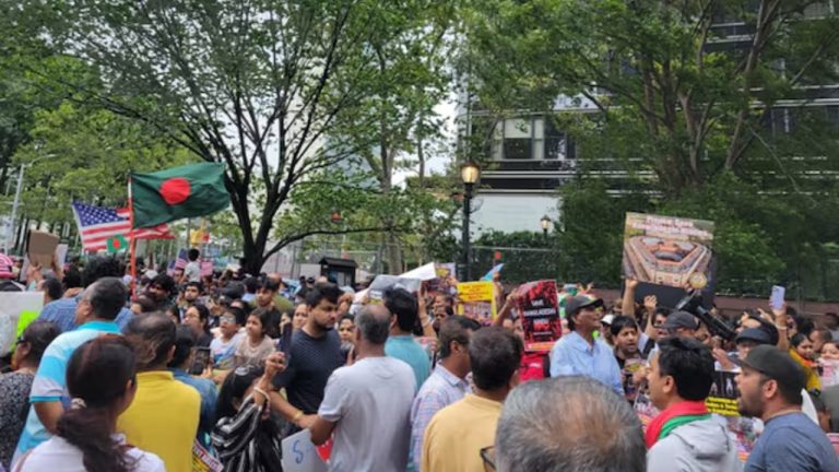 UN दफ्तर के बाहर प्रदर्शन, अमेरिकी सांसदों ने भी उठाई आवाज़: जान बचा कर निकले हिन्दुओं ने बताया – हमारे घरों पर किया हमला