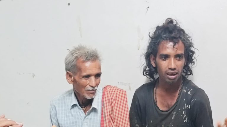 ‘मुझे अकेला छोड़ दीजिए, मुझे गणित हल करना है’: 10 साल पहले UP से गायब हुए शिक्षक भारत-बांग्लादेश बॉर्डर पर मिले, गीली मिट्टी में लकड़ी की मदद से हल कर रहे थे सवाल