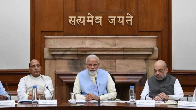 नौकरी के अंतिम वर्ष में जितना वेतन, उसका आधा पेंशन: OPS-NPS के बाद मोदी सरकार लेकर आई UPS, सरकारी कर्मचारियों को तोहफा