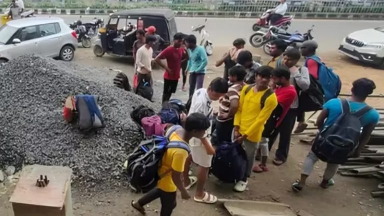 महाराष्ट्र, उत्तराखंड, ओडिशा… भारत में शरण के लिए सीमा पर खड़े हैं बांग्लादेश के हिंसा पीड़ित, इधर देशभर में पकड़े जा रहे मुस्लिम घुसपैठिए: फर्जी आधार कार्ड भी मिले