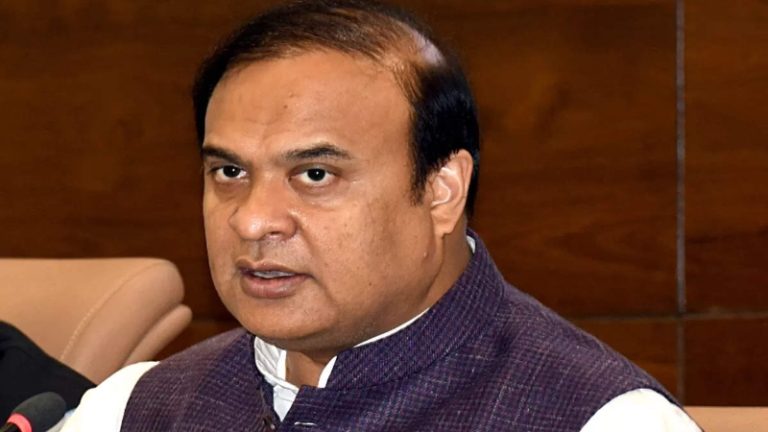 असम के मुस्लिम बहुल इलाकों में जनसंख्या से अधिक आधार कार्ड: CM सरमा का ऐलान- जिसका NRC का आवेदन नहीं, उसे AADHAAR नहीं