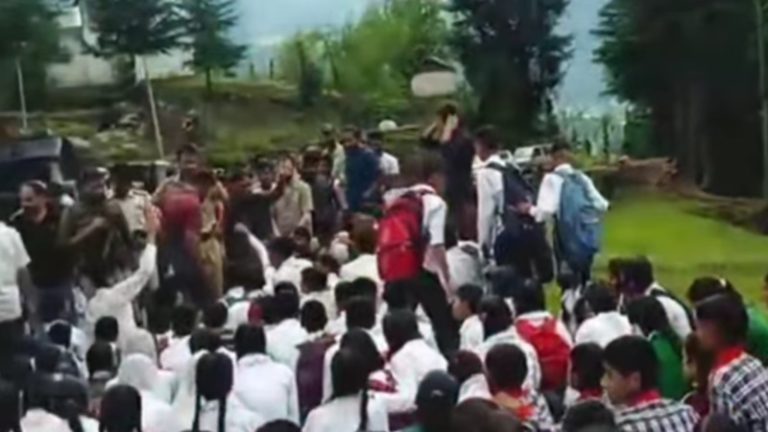 हिंदू देवताओं का करता था अपमान, छात्रों को देता था कुर्बानी की धमकी: जम्मू-कश्मीर में टीचर आरिफ इकबाल सस्पेंड, पुलिस कर रही आरोपों की जाँच