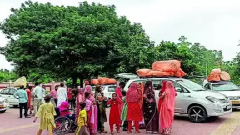 बांग्लादेश में भड़की हिंदू विरोधी हिंसा का डर पाकिस्तान तक पहुँचा, 21 लोग अटारी बॉर्डर से भारत आए: बोले- अब वहाँ कभी नहीं जाएँगे