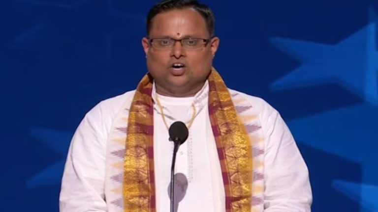शिकागो में गूँजा ‘ॐ शांति’ और ‘तमसो मा ज्योतिर्गमय’: अमेरिका में डेमोक्रेट के सबसे बड़े कार्यक्रम में मंच से मंत्रोच्चारण, जानिए कौन हैं पुजारी राकेश भट्ट