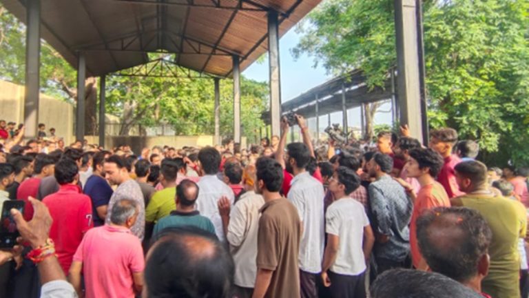 इंटरनेट, स्कूल-कॉलेज… सब बंद, फिर भी देवराज की अंतिम यात्रा में उमड़ पड़ा उदयपुर: कड़ी सुरक्षा के बीच अंतिम संस्कार, मुस्लिम छात्र ने मार दिया था चाकू