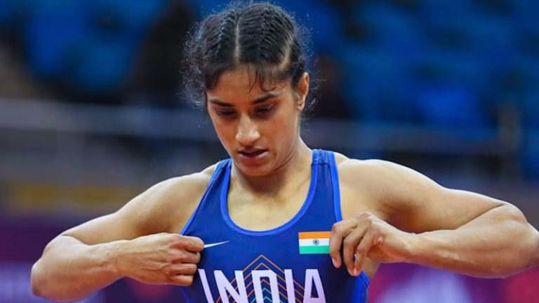 विनेश फोगाट अयोग्य घोषित, नहीं मिलेगा कोई मेडल: फाइनल में पहुँचने के बाद हुईं डिस्क्वालिफाई, 50kg से ज्यादा निकला वजन