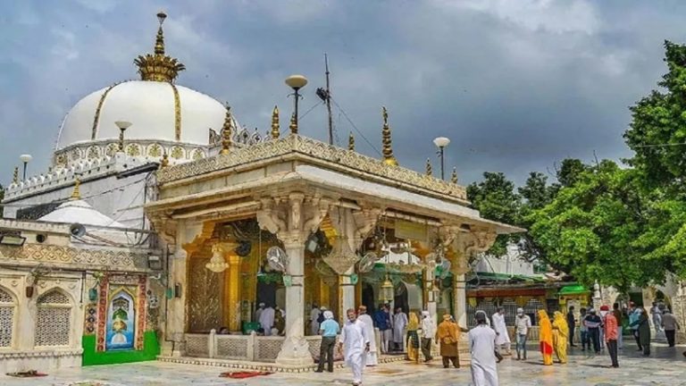 क्या शिव मंदिर को तोड़कर बनाई गई है मोइनुद्दीन चिश्ती की दरगाह? कोर्ट में याचिका, जानिए अजमेर में हिंदुओं के पवित्र स्थलों में गोमांस खाने वाले थे कौन