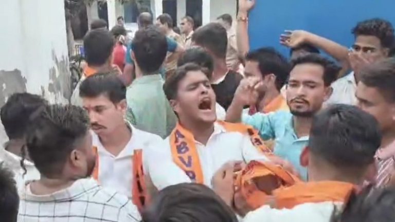 हिन्दू छात्रों के कलावा और तिलक पर बैन, मुस्लिमों को नमाज़ के लिए छुट्टी: कॉलेज प्रिंसिपल मोहसिन अली के खिलाफ प्रदर्शन, ‘जय श्री राम’ और ‘वन्दे मातरम्’ के नारे