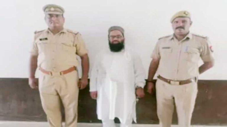 मौलाना ने हिन्दू महिला को सुनाया चारपाई पर नंगे लेटने का फरमान, बीमार बच्चे के लिए ताबीज बनवाने गई थी मदरसा: बलात्कार की कोशिश, दी गंदी गालियाँ