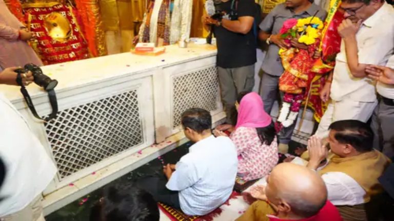 बेल पर रिहा हुए CM केजरीवाल पत्नी संग पहुँचे हनुमान मंदिर: पटाखे फोड़कर जश्न मनाने वाले समर्थकों पर केस दर्ज, कोर्ट ने कहा था- गिरफ्तारी बिलकुल जायज थी