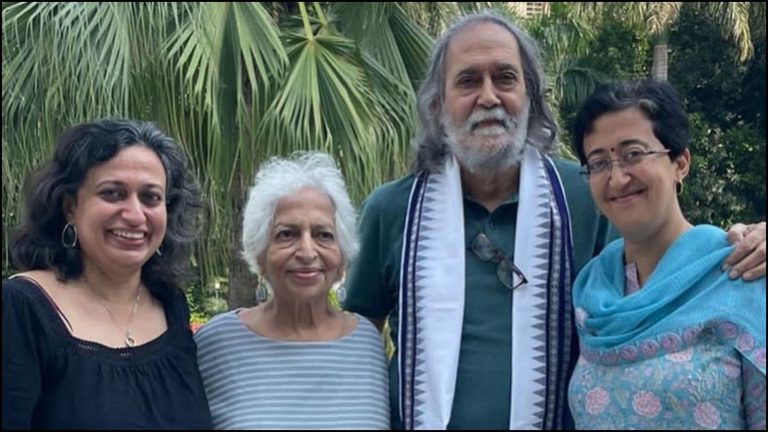 दिल्ली के जिस कार्यक्रम में लगे ‘कश्मीर माँगे आजादी’ के नारे, उसके मंच पर गिलानी के साथ थे दिल्ली की नई CM के माता-पिता: स्वाति मालीवाल ने आतिशी पर फोड़ा एक और बम
