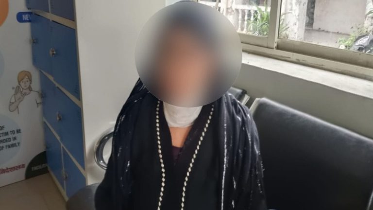पार्क में अपने बच्चों संग टहल रही महिला को साथ चलने के लिए कहने लगा जावेद, मना किया तो ब्लेड से कर दिया ताबड़तोड़ वार: लोगों ने पकड़ धुना, फिर पुलिस को सौंपा