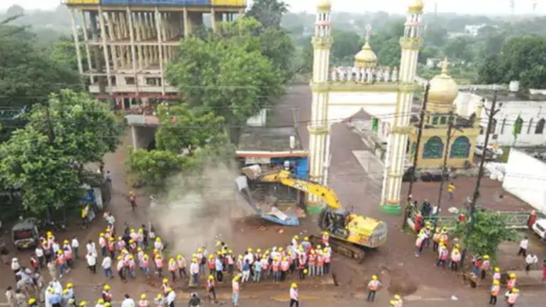 मस्जिद के नाम पर ढाई एकड़ जमीन कब्जाई, छत्तीसगढ़ सरकार ने बुलडोजर से किया समतल: मजार से लेकर अवैध दुकान तक सब साफ, भिलाई-रायपुर हाइवे पर था अतिक्रमण