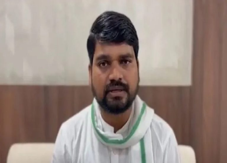 ‘चुनाव के दौरान कार्यकर्ताओं को खिलाया, बिल माँगा तो पीटा’: चैतर वसावा के खिलाफ ‘बचपन के दोस्त’ ने दर्ज कराई शिकायत, AAP विधायक समेत 21 पर दंगे का आरोप
