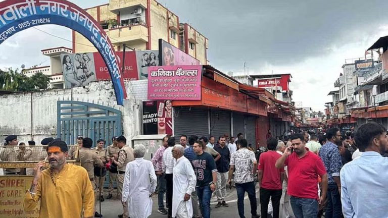 मुस्लिम लड़की हिंदू बॉयफ्रेंड से मिलने आई तो आसिफ कुरैशी की अगुवाई में कट्टरपंथियों ने मिल कर किया पथराव: देहरादून पुलिस ने भाँजी लाठियाँ, दूसरे दिन भी बाजार बंद