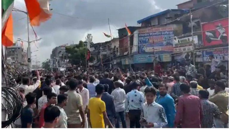 धारावी में अवैध मस्जिद गिराने पहुँची BMC की टीम पर मुस्लिम भीड़ का हमला: पथराव और गाड़ियों में तोड़फोड़, तनाव के बाद इलाके में भारी पुलिस बल तैनात