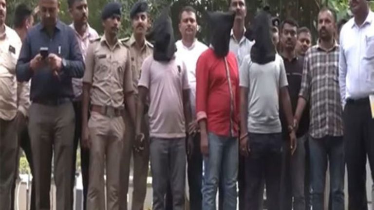 रेलवे के 3 कर्मचारियों ने पहले खुद खोली रेल लाइन की फिश प्लेट, फिर नाम-इनाम के लिए सूचना भी दी: लेकिन खुल गया भेद, पकड़े गए